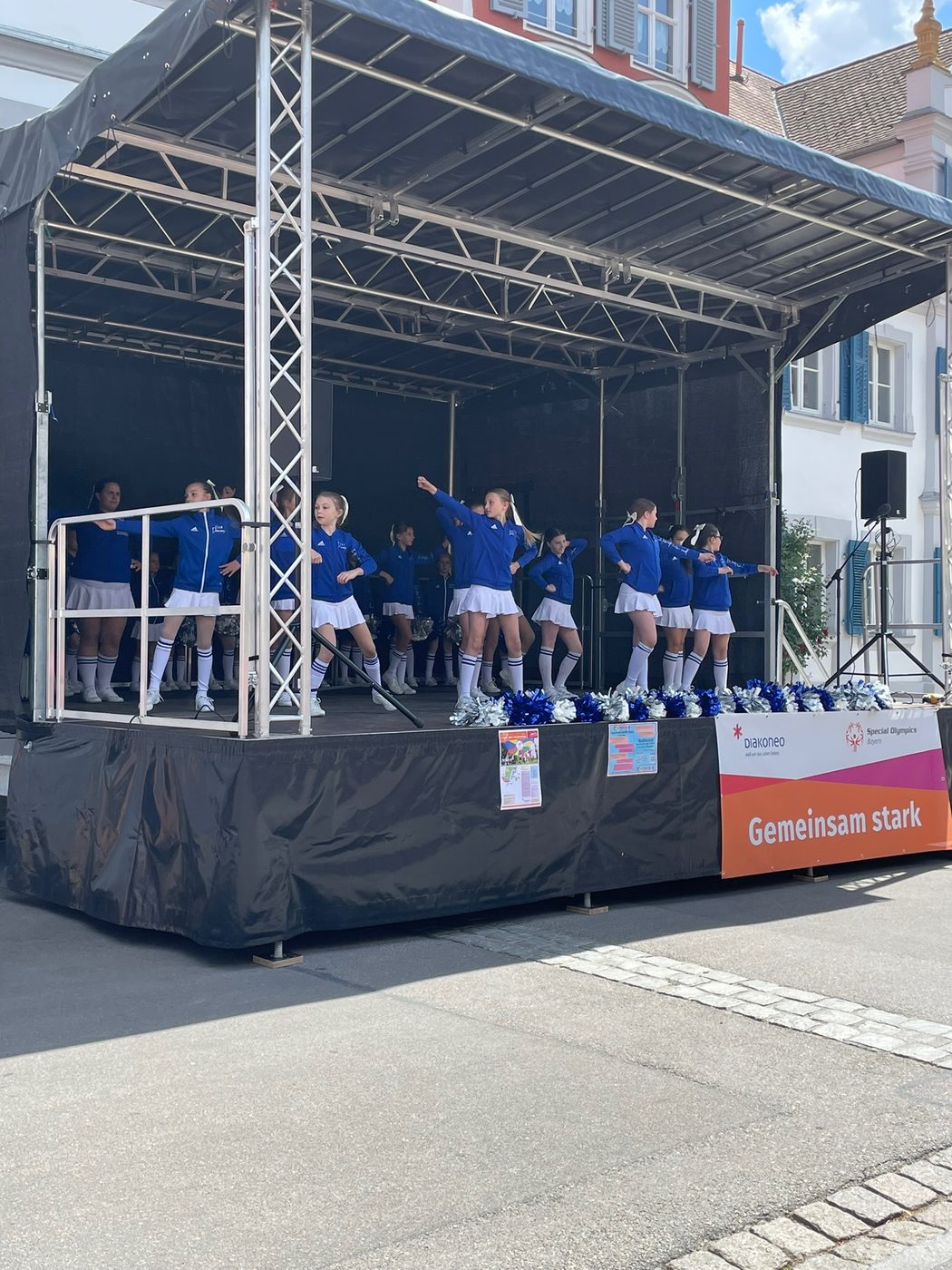 Die Dancers in blau-weißen Kostümen bei einem Bühnenauftritt