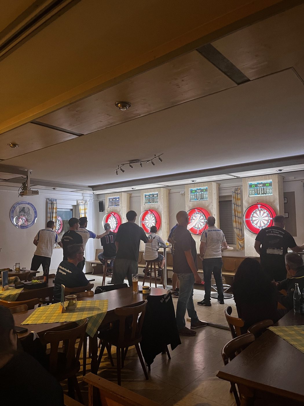 Turnierabend der Darts-Abteilung im Sportheim mit vier beleuchteten Dartscheiben und digitalen Anzeigen