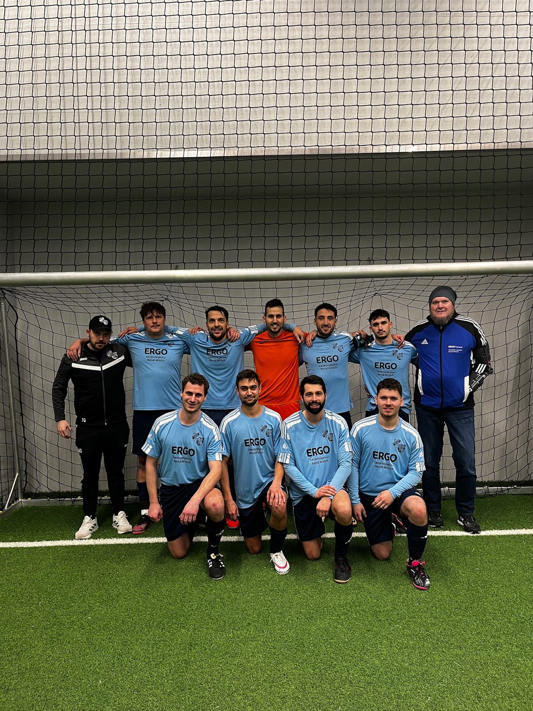 Mannschaftsfoto der SVN-E-Fußballer beim Hallenturnier vor dem Tor