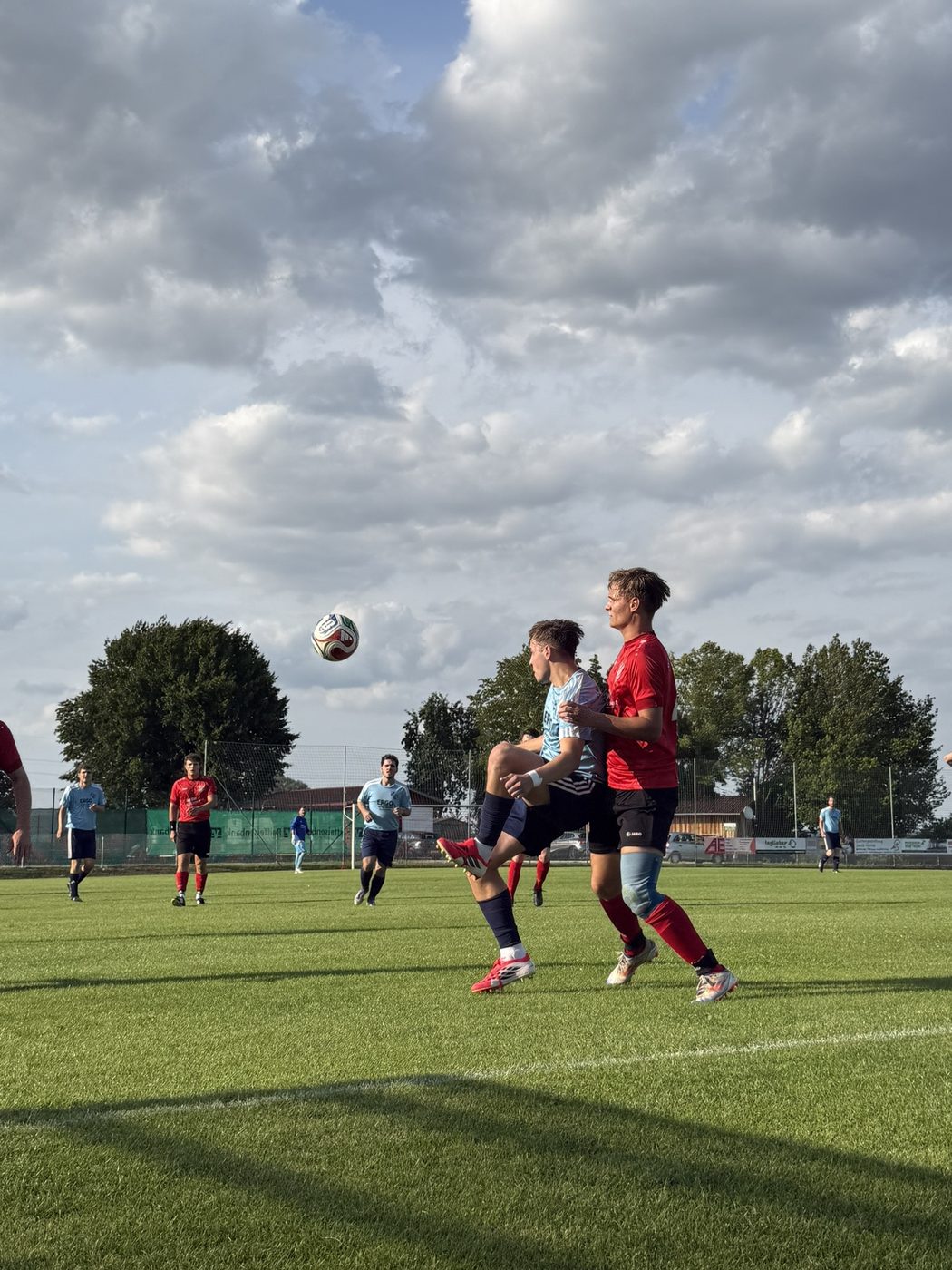 Kopfballduell zwischen einem SVN-E-Spieler und einem Gegenspieler