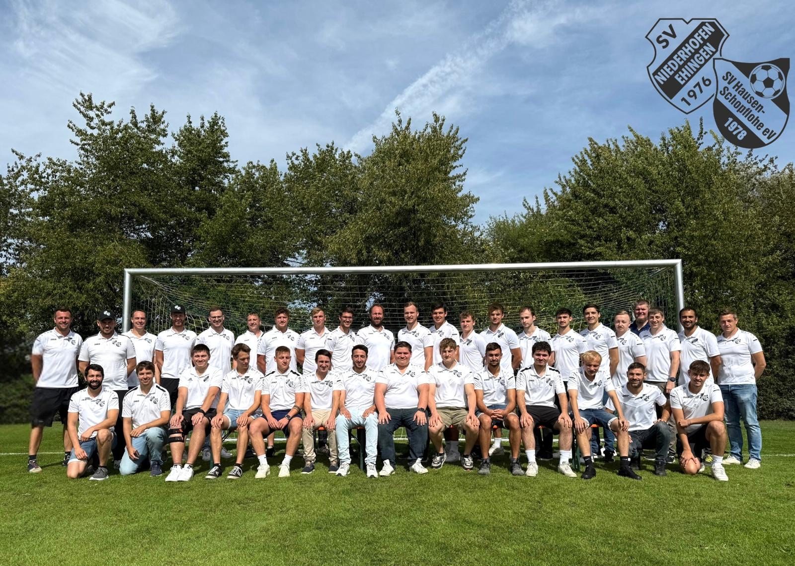 Mannschaftsfoto der Herrenmannschaften der Spielgemeinschaft SV Niederhofen-Ehingen und SV Hausen-Schopflohe vor dem Tor