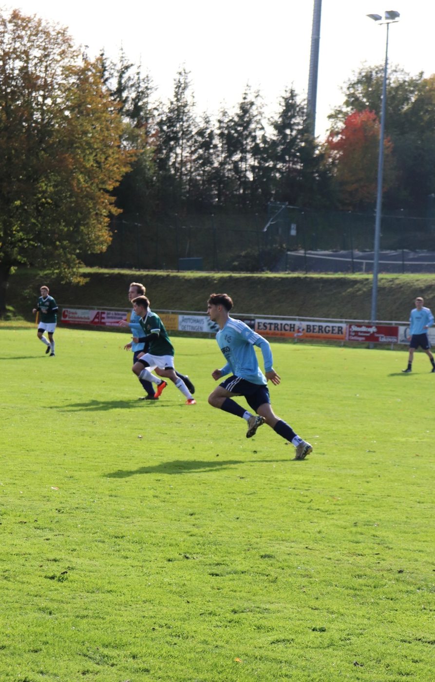 Spielszene auf dem Sportplatz Niederhofen: SVN-E-Spieler sprinten dem Ball hinterher