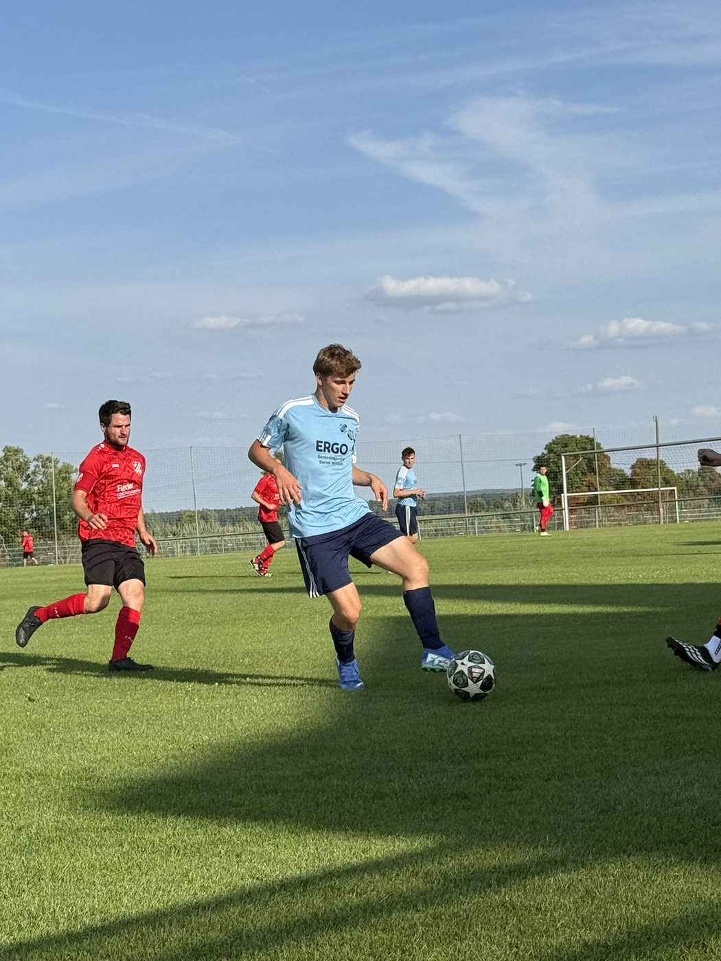 SVN-E-Spieler im hellblauen Trikot behauptet den Ball gegen einen Gegenspieler in Rot