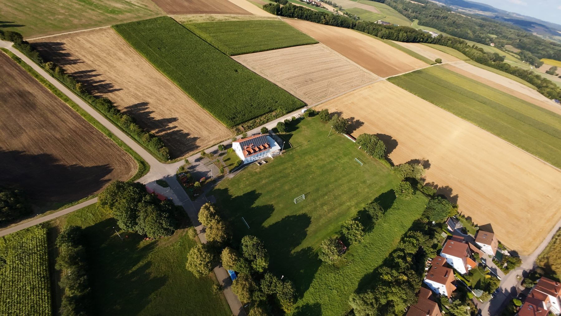Luftaufnahme des Sportplatzes Ehingen mit Vereinsgebäude und umliegenden Feldern
